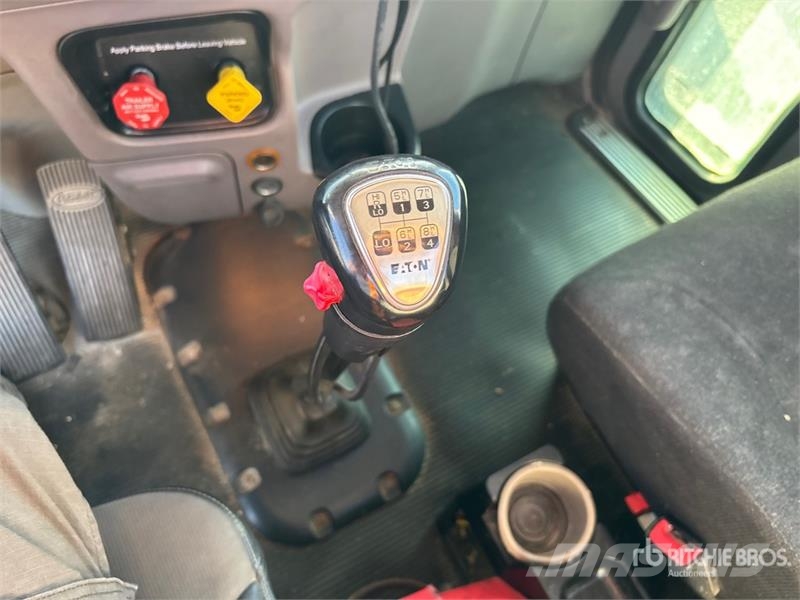 Peterbilt 365 8x4 Tri/A Day Cab Truck Tractor Trekkvogner
