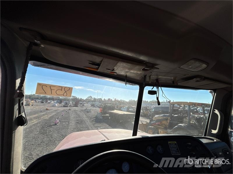 Peterbilt 365 8x4 Tri/A Day Cab Truck Tractor Trekkvogner