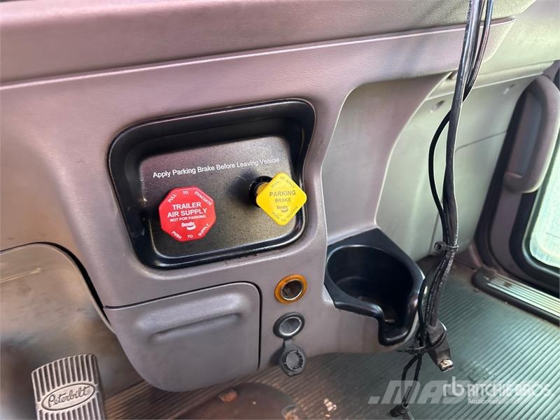 Peterbilt 365 8x4 Tri/A Day Cab Truck Tractor Trekkvogner