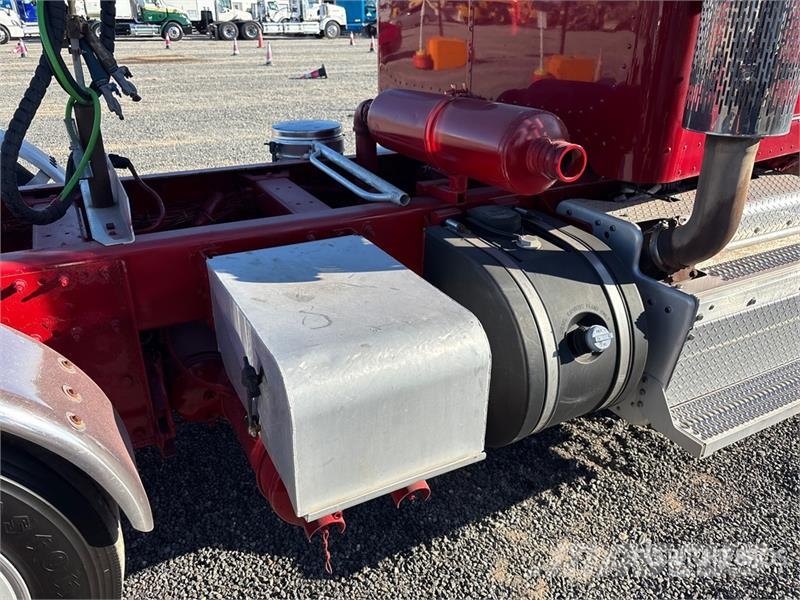 Peterbilt 365 8x4 Tri/A Day Cab Truck Tractor Trekkvogner