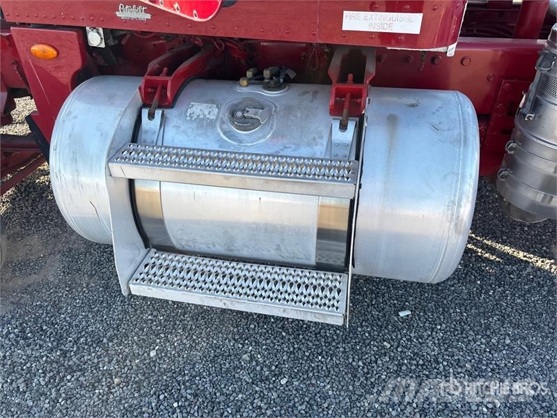 Peterbilt 365 8x4 Tri/A Day Cab Truck Tractor Trekkvogner