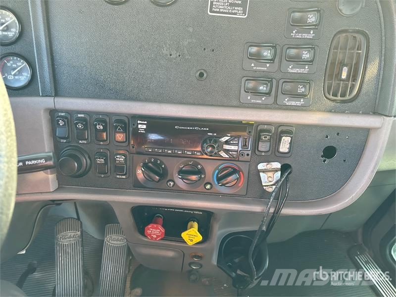 Peterbilt 365 8x4 Tri/A Day Cab Truck Tractor Trekkvogner