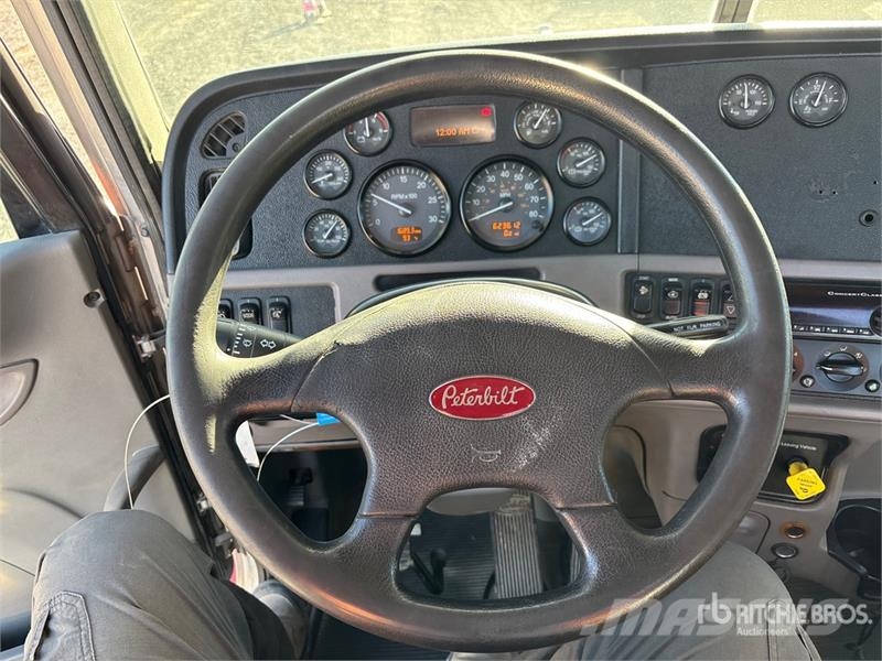 Peterbilt 365 8x4 Tri/A Day Cab Truck Tractor Trekkvogner
