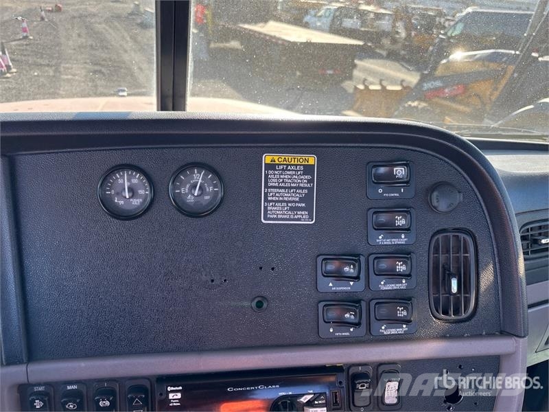 Peterbilt 365 8x4 Tri/A Day Cab Truck Tractor Trekkvogner