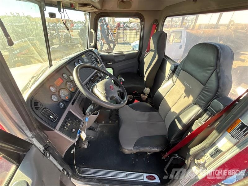 Peterbilt 365 8x4 Tri/A Day Cab Truck Tractor Trekkvogner