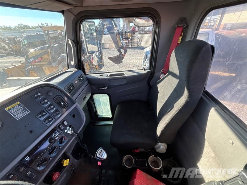 Peterbilt 365 8x4 Tri/A Day Cab Truck Tractor Trekkvogner