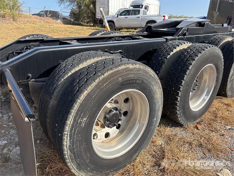 Peterbilt 367 12x6 5-Axle Sleeper Truck Tractor Diger kamyonlar