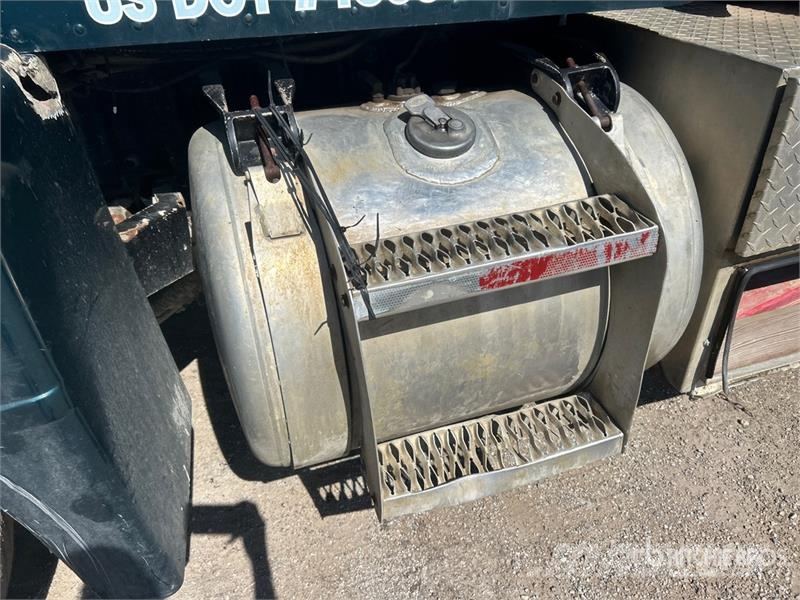 Peterbilt 377 6x4 Vacuum Tanker Truck Saug- und Druckwagen