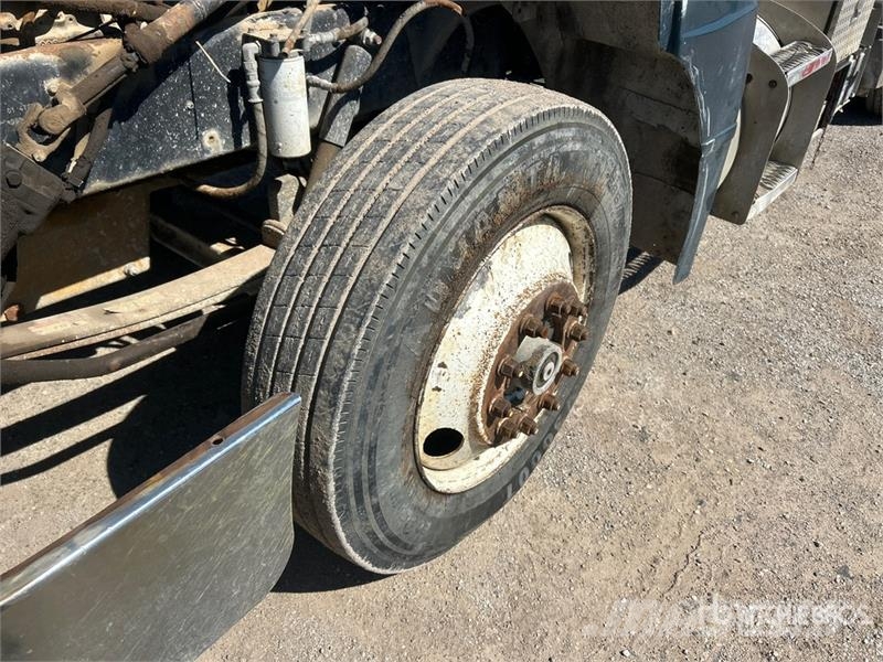 Peterbilt 377 6x4 Vacuum Tanker Truck Saug- und Druckwagen