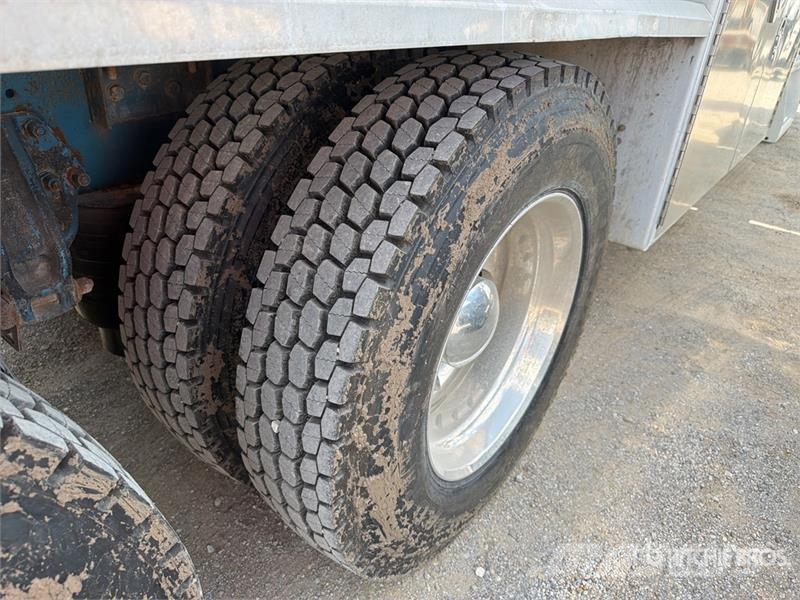 Peterbilt 379 4200 gal 6x4 Tanker Truck Tovornjaki cisterne