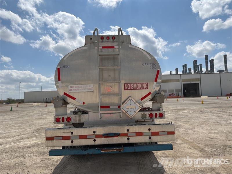 Peterbilt 379 4200 gal 6x4 Tanker Truck Tovornjaki cisterne