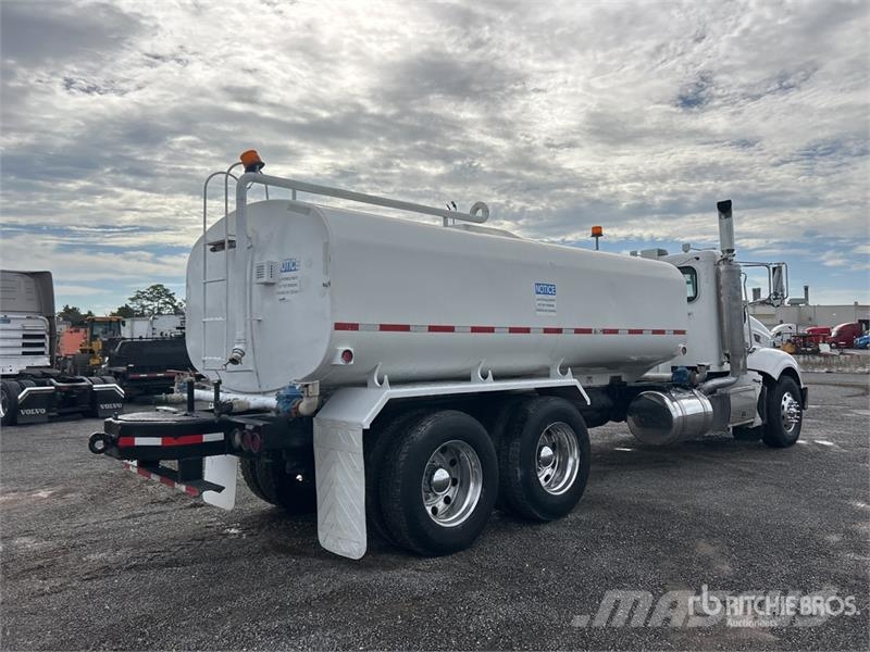 Peterbilt 384 Water bowser