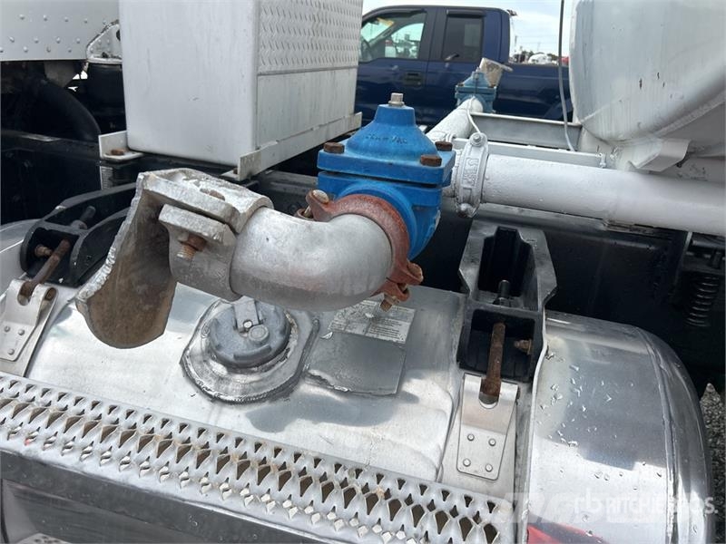 Peterbilt 384 Water bowser