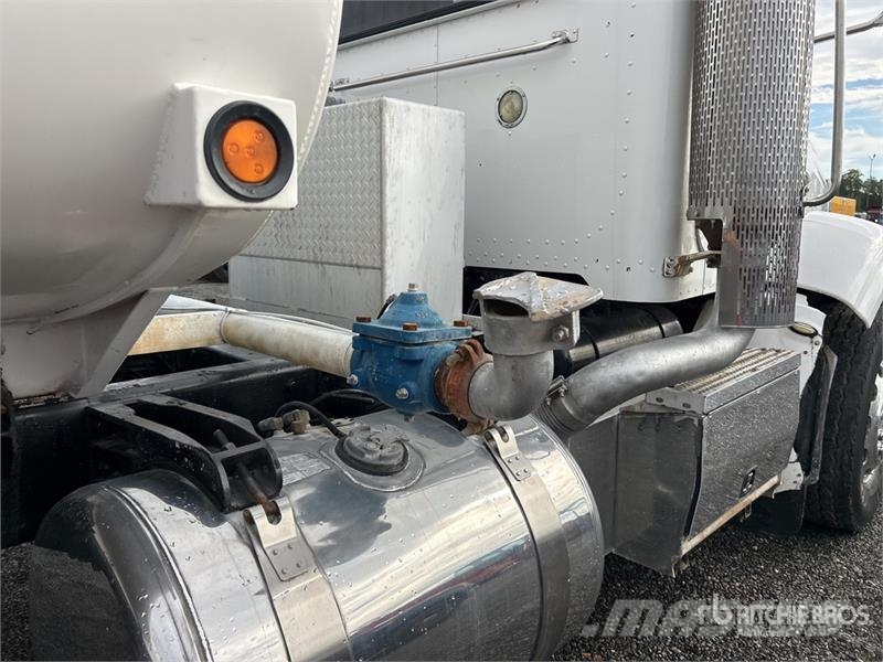 Peterbilt 384 Water bowser