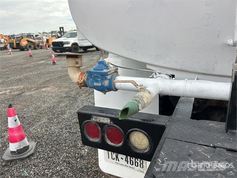 Peterbilt 384 Water bowser