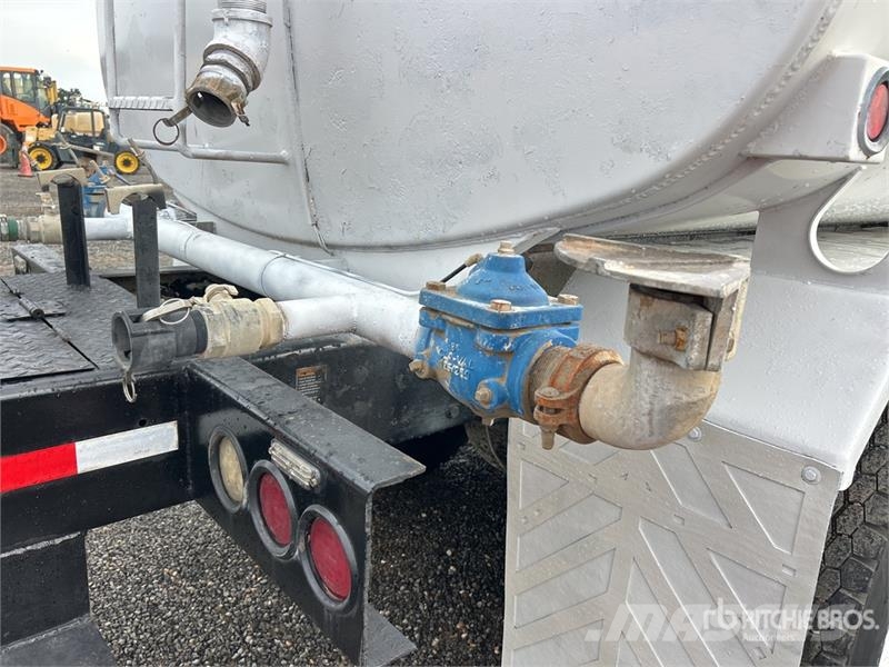 Peterbilt 384 Water bowser