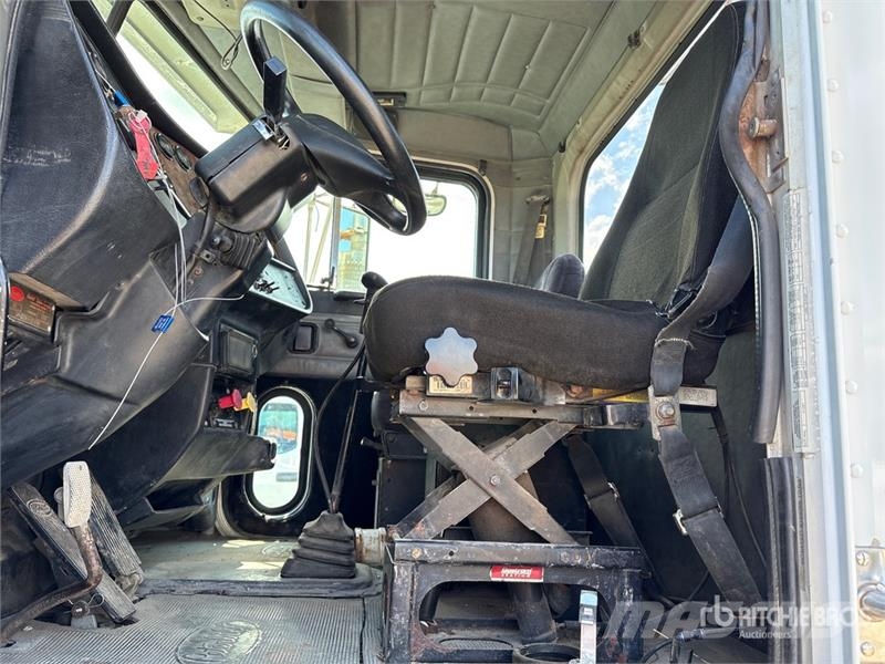 Peterbilt 385 6x4 Cab and Chassis Kabine in notranjost