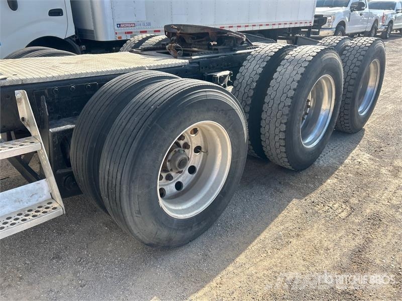 Peterbilt 387 8x4 Tri/A Sleeper Truck Tractor Sattelzugmaschinen