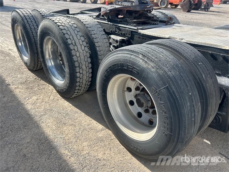 Peterbilt 387 8x4 Tri/A Sleeper Truck Tractor Sattelzugmaschinen