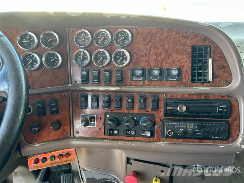 Peterbilt 387 8x4 Tri/A Sleeper Truck Tractor Sattelzugmaschinen