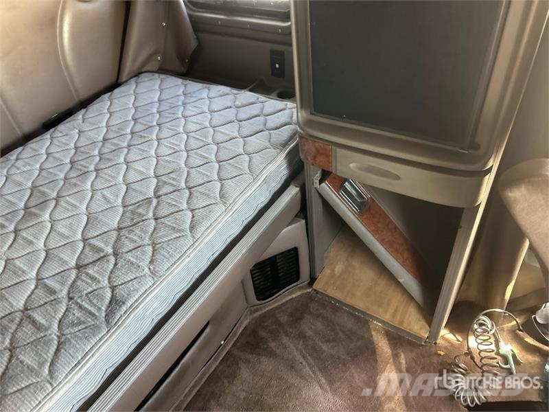Peterbilt 387 8x4 Tri/A Sleeper Truck Tractor Sattelzugmaschinen