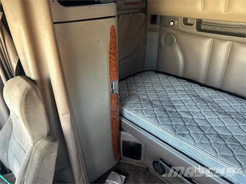 Peterbilt 387 8x4 Tri/A Sleeper Truck Tractor Sattelzugmaschinen