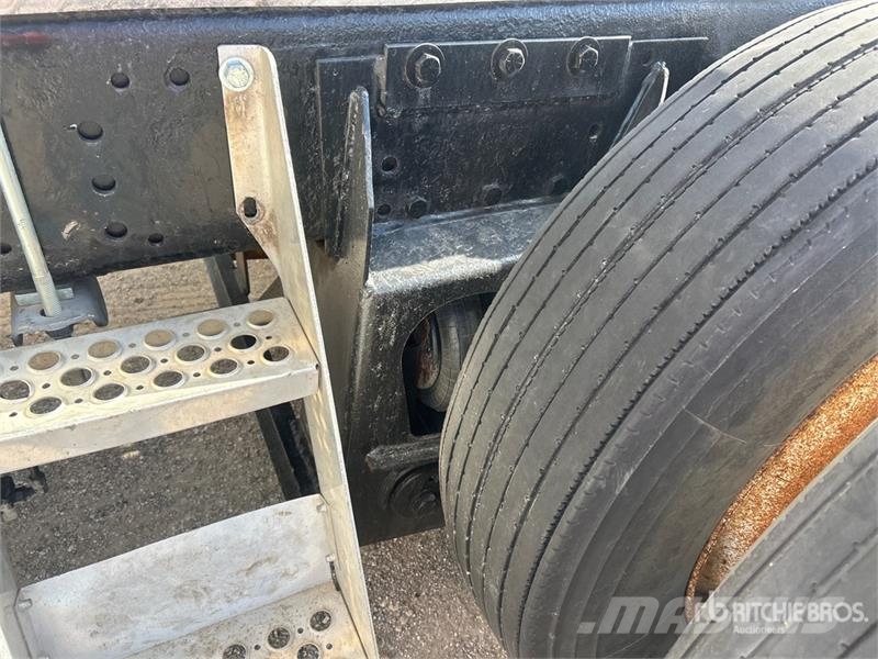 Peterbilt 387 8x4 Tri/A Sleeper Truck Tractor Sattelzugmaschinen