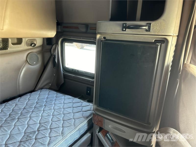 Peterbilt 387 8x4 Tri/A Sleeper Truck Tractor Sattelzugmaschinen
