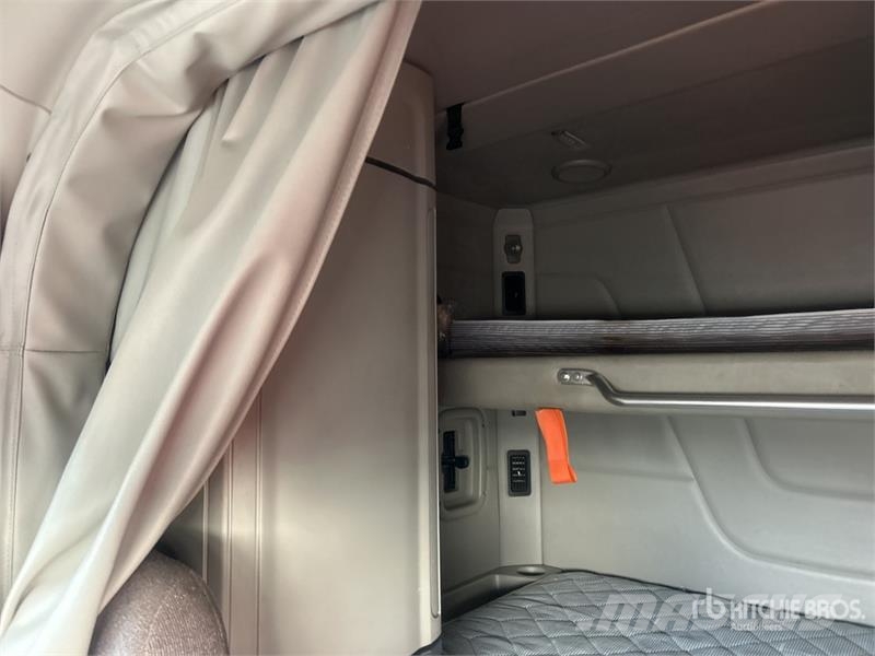 Peterbilt 579 中古トラクターヘッド | トレーラーヘッド