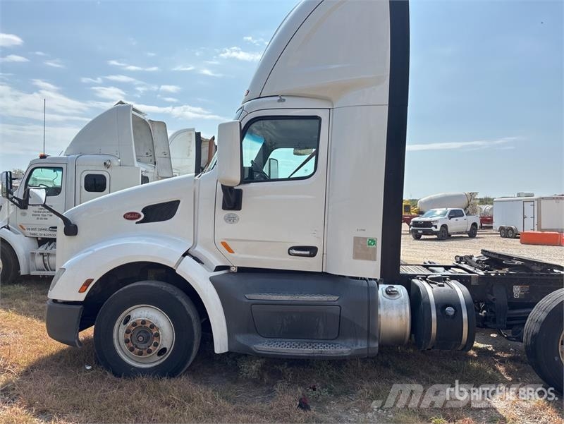 Peterbilt 579 4x2 S/A Day Cab Truck Tractor Autotractoare