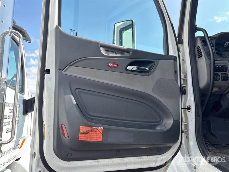 Peterbilt 579 4x2 S/A Day Cab Truck Tractor Autotractoare