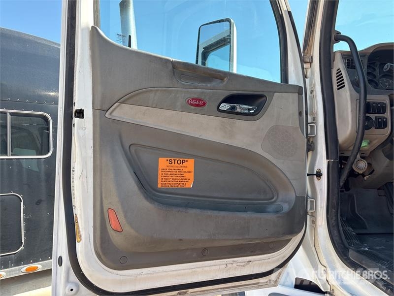 Peterbilt 579 4x2 S/A Day Cab Truck Tractor (Inoperable) Trækkere