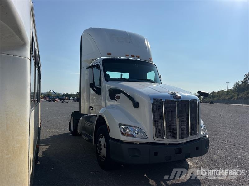 Peterbilt 579 4x2 S/A Day Cab Truck Tractor Autotractoare