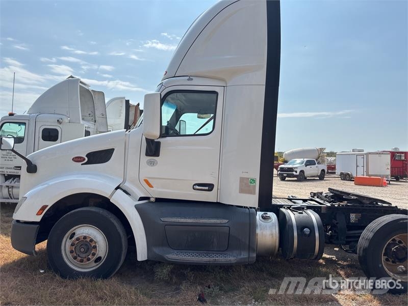 Peterbilt 579 4x2 S/A Day Cab Truck Tractor Autotractoare