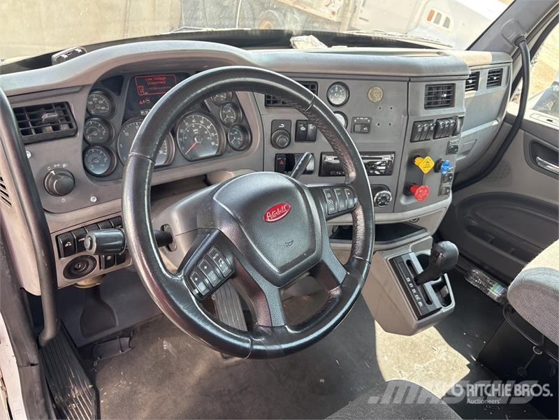Peterbilt 579 4x2 S/A Day Cab Truck Tractor Autotractoare