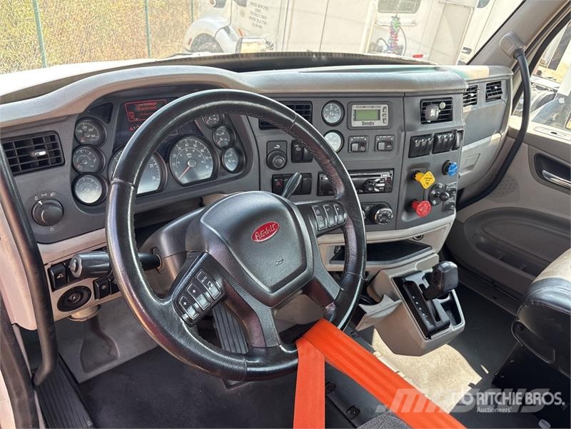 Peterbilt 579 4x2 S/A Day Cab Truck Tractor Autotractoare
