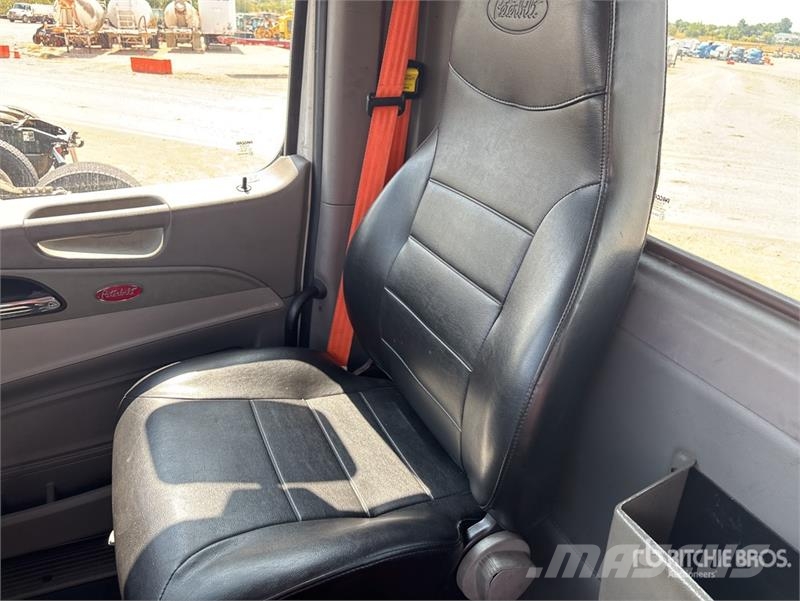 Peterbilt 579 4x2 S/A Day Cab Truck Tractor Autotractoare
