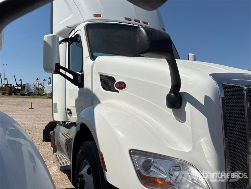 Peterbilt 579 4x2 S/A Day Cab Truck Tractor (Inoperable) Trækkere
