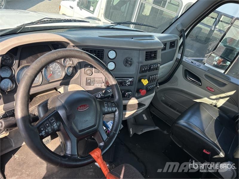 Peterbilt 579 4x2 S/A Day Cab Truck Tractor Autotractoare