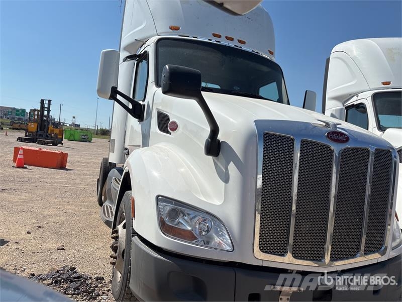 Peterbilt 579 4x2 S/A Day Cab Truck Tractor (Inoperable) Trækkere
