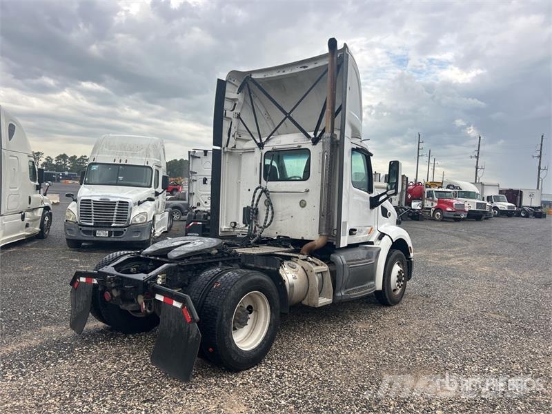 Peterbilt 579 4x2 S/A Day Cab Truck Tractor Autotractoare