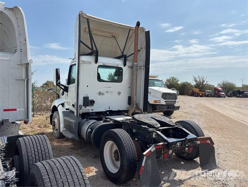 Peterbilt 579 4x2 S/A Day Cab Truck Tractor Autotractoare