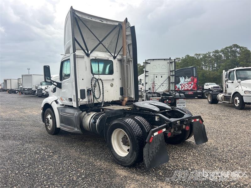 Peterbilt 579 4x2 S/A Day Cab Truck Tractor Autotractoare