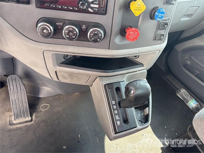 Peterbilt 579 4x2 S/A Day Cab Truck Tractor Autotractoare