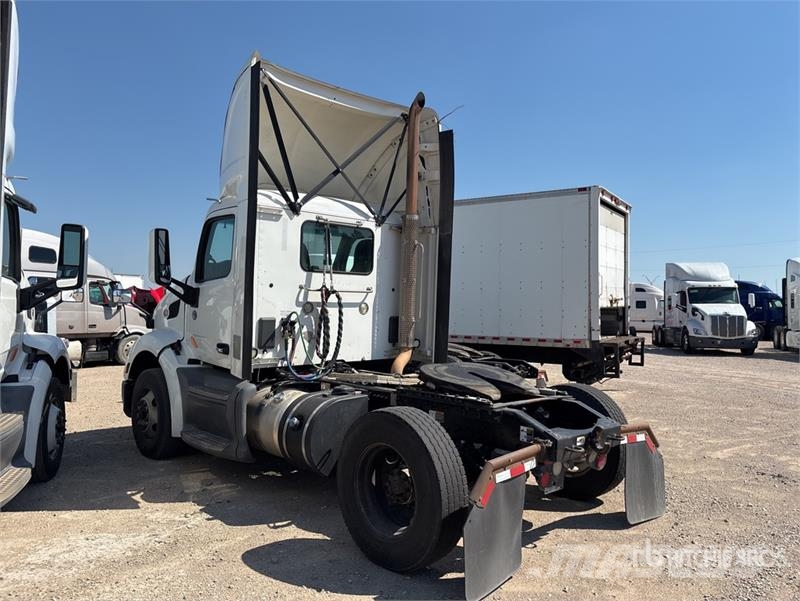 Peterbilt 579 4x2 S/A Day Cab Truck Tractor (Inoperable) Trækkere