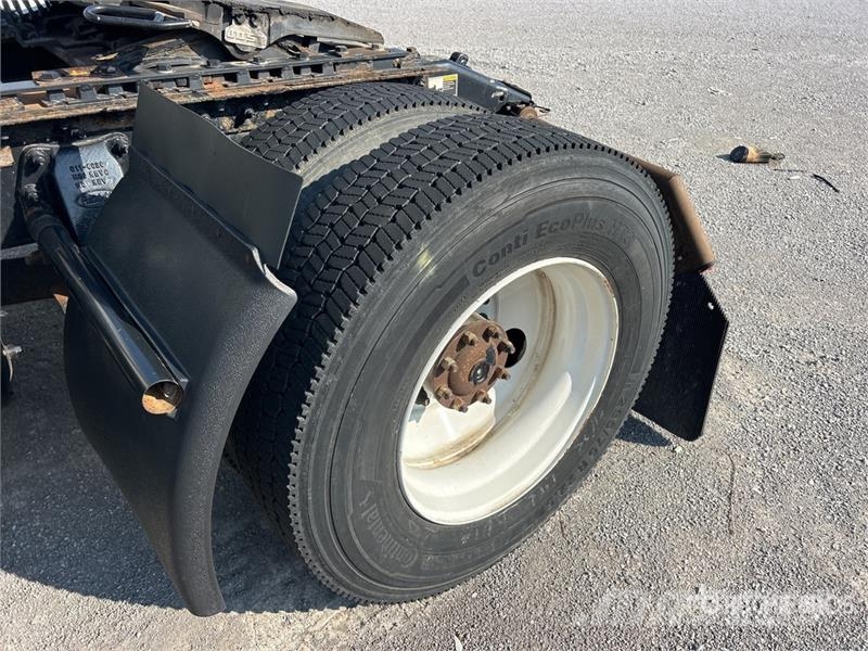 Peterbilt 579 4x2 S/A Day Cab Truck Tractor Autotractoare