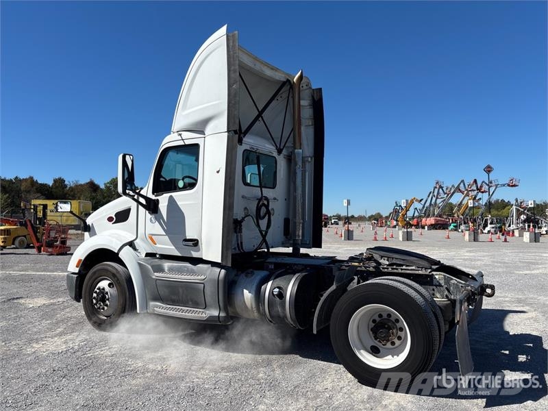 Peterbilt 579 4x2 S/A Day Cab Truck Tractor Vlačilci