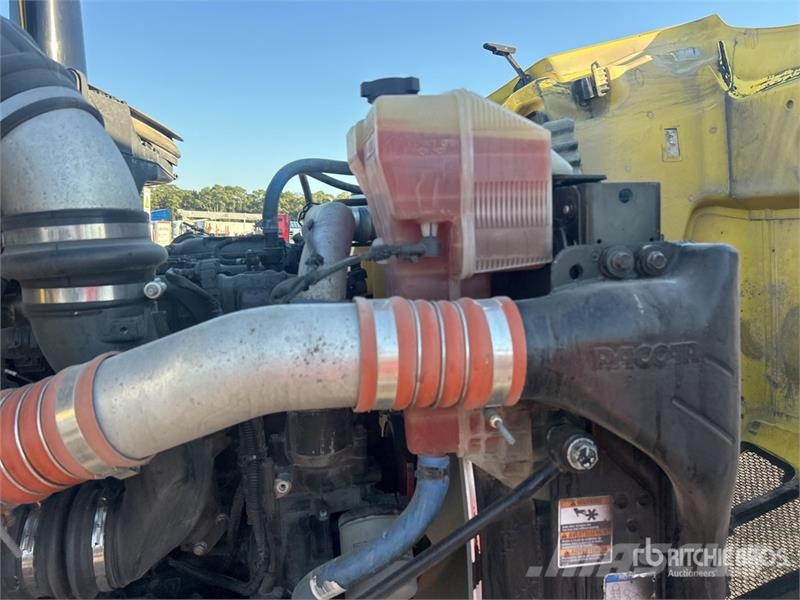Peterbilt 579 8x4 Tri/A Dump Truck Самоскиди