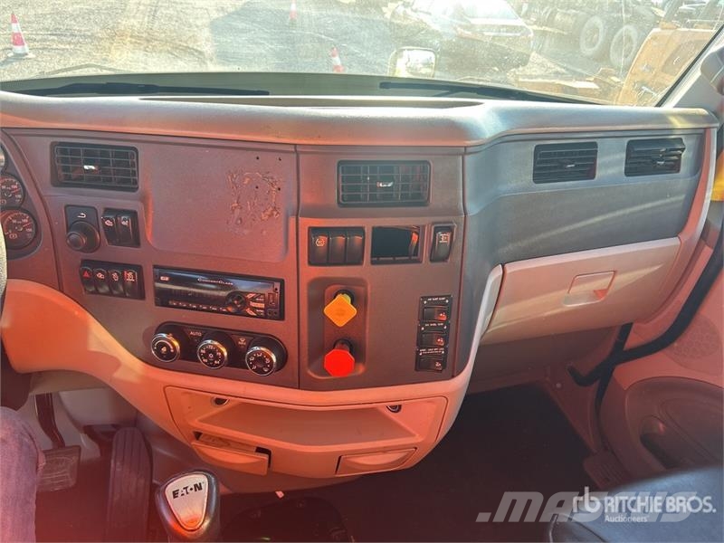 Peterbilt 579 8x4 Tri/A Dump Truck Самоскиди