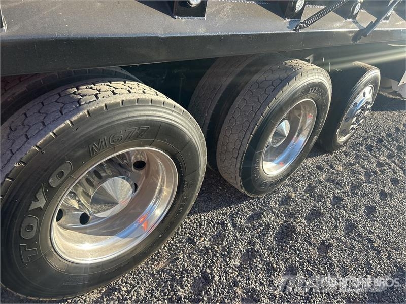 Peterbilt 579 8x4 Tri/A Dump Truck Самоскиди
